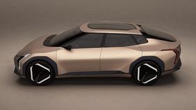 Foto Spyshot Kia EV4 Yang Tertutup Kamuflase Memperlihatkan Desain Ramping Dan Sporty. 
