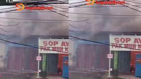 Belum diketahui pasti penyebab kebakaran tersebut. Saat ini sedang dalam penanganan petugas pemadam kebakaran.