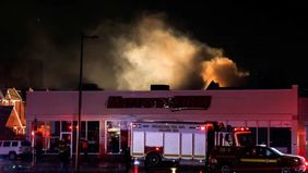 Sebuah pesawat ambulans udara jenis Learjet 55 yang membawa enam orang jatuh di dekat Roosevelt Mall, timur laut Philadelphia, pada Jumat, 31 Januari 2025 malam. Insiden tragis ini diperkirakan tidak menyisakan korban selamat, menurut pernyataan dari