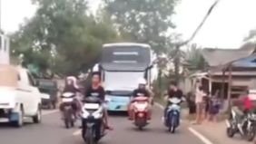 Peristiwa tragis kembali terjadi terkait fenomena "Om Telolet Om". Seorang bocah berusia 6 tahun berinisial MS meninggal dunia setelah terlindas bus saat mencoba merekam klakson telolet.