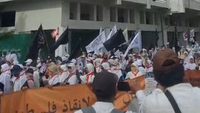 Hizbut Tahrir Indonesia (HTI), organisasi yang telah resmi dibubarkan pemerintah sejak 19 Juli 2017, kembali menampakkan diri dan menunjukkan eksistensinya di berbagai daerah.