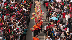 Cap Go Meh adalah salah satu perayaan penting dalam tradisi Tionghoa yang menandai berakhirnya rangkaian perayaan Tahun Baru Imlek. Dirayakan pada hari ke-15 setelah Imlek, Cap Go Meh menjadi momen penuh sukacita yang diwarnai dengan berbagai tradisi