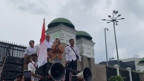 Ribuan tenaga honorer R2 dan R3 menggelar aksi demonstrasi di depan Gedung DPR RI, Jakarta, pada Senin, untuk menuntut agar mereka dapat dimasukkan dalam formasi Pegawai Pemerintah dengan Perjanjian Kerja (PPPK) penuh waktu.