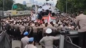 Aksi demonstrasi yang berlangsung di depan Gedung DPR/MPR, pada Senin, 3 Februari 2025, memicu penutupan sementara Jalan Gatot Subroto, tepatnya dari Gerbang Pemuda menuju Slipi.