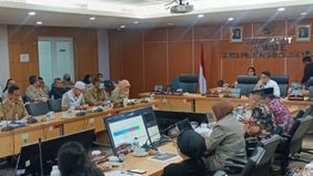 Beberapa Anggota Komisi E DPRD DKI Jakarta meminta Dinas Pendidikan (Disdik) untuk meninjau kembali dan mencabut persyaratan nilai 70 bagi penerima Kartu Jakarta Pintar (KJP) Plus.