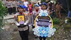 Kapolri Jenderal Polisi Listyo Sigit Prabowo memberikan kenaikan pangkat luar biasa satu tingkat lebih tinggi kepada almarhum Bharatu Mardi Hadji, menjadi Bharaka Anumerta.