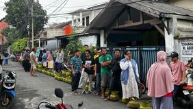 Sejumlah warga di kawasan Gandaria Selatan, Cilandak, Jakarta Selatan, rela mengantre selama berjam-jam pada Selasa, 4 Februari 2025.