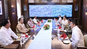 Presiden RI Prabowo Subianto makan siang bersama Wakil Presiden RI ke-10 dan ke-12 Jusuf Kalla sekaligus membahas berbagai isu strategis di Istana Kepresidenan, Jakarta.