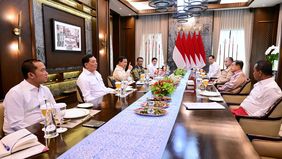 Presiden Prabowo Subianto menerima kunjungan Wakil Presiden ke-10 dan ke-12 Republik Indonesia (RI) Jusuf Kalla, dan Menteri Pertanian (Mentan) Andi Amran Sulaiman di Presidential Lounge, Istana Kepresidenan Jakarta, pada Selasa, 4 Februari 2025.