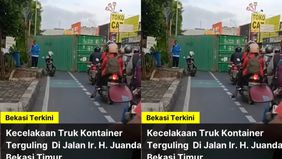 Kejadian ini menyebabkan badan truk terbalik dan berada di bahu jalan, menghambat arus lalu lintas di kawasan tersebut.