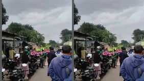 Korban berjenis kelamin laki-laki tewas di lokasi, untuk kronologi pasti awal kejadian menunggu pihak berwajib. Saat ini korban dibawa ke RS terdekat.