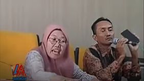 Sebuah video yang memperlihatkan aksi seorang guru bertindak tidak etis dengan menggebrak meja hingga viral di media sosial.