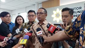 Kepala Kantor Komunikasi Kepresidenan, Hasan Nasbi buka suara soal desus gaji 13 dan 14 Pegawai Negeri Sipil yanh dikabarkan tak cair.