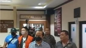 Seorang narapidana kasus korupsi, Agus Hartono, tertangkap basah sedang menikmati hidangan di sebuah restoran di Semarang bersama keluarganya.