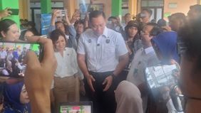 Menteri Koordinator Infrastruktur dan Pembangunan Kewilayahan, Agus Harimurti Yudhoyono (AHY), secara langsung melakukan pemantauan terhadap pelaksanaan program cek kesehatan gratis yang berlangsung di Puskesmas 