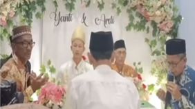 Sebuah video yang mengharukan sekaligus mengejutkan baru-baru ini beredar di media sosial. Dalam video tersebut, terlihat momen dramatis saat seorang pria tiba-tiba meninggal dunia setelah memimpin doa di acara akad nikah.