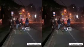 Sebuah kabel yang seharusnya berada di ketinggian tiang terlihat menjuntai rendah di Jalan Nusantara Raya, Depok, pada Jumat, 10 Februari 2025. Keberadaan kabel ini mengganggu kenyamanan warga yang melintas serta berpotensi membahayakan pengendara.