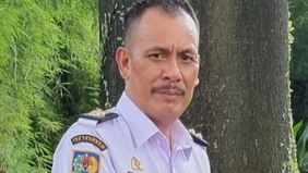 Kepala Desa (Kades) Kohod, Arsin memenuhi panggilan penyidik Bareskrim Polri sebagai tersangka dalam kasus pemalsuan Sertifikat Hak Guna Bangunan (SHGB) dan Sertifikat Hak Milik (SHM) dalam kasus pagar laut di Tangerang.