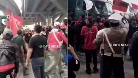 Aksi demo Ratusan sopir truk kontainer di Jakarta Utara buntut protes biaya gate pass dan pungutan liar.