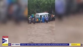 Ambulans Sedang Membawa Dua Pasien Ibu Hamil Dan Enam Perawat Dari Puskesmas Sulamu Menuju Rumah Sakit Leona Kupang. 
