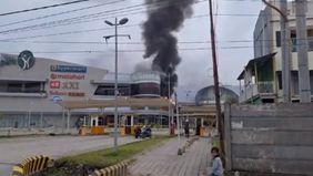 Salah satu pusat perbelanjaan terbesar di Kendari dilanda kebakaran hebat yang mengejutkan warga sekitar dan pengendara yang melintas pada Selasa, 11 Februari 2025 pagi.