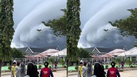 Awan hitam pekat mengejutkan siswa dan staf SMA Negeri 1 Mamuju, merubah suasana sekolah yang biasanya cerah.