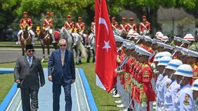 Presiden Turki, Recep Tayyip Erdogan, tiba di Indonesia pada Rabu (12/2) dan disambut dengan penuh kehangatan oleh Presiden RI, Prabowo Subianto.