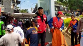 Kronologi sementara, korban terlihat sedang duduk di jalur kereta api dan tidak menyadari kedatangan kereta.