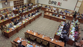 Komisi III DPR RI mengadakan rapat kerja dengan seluruh mitra terkait untuk membahas efisiensi anggaran kementerian dan lembaga pada tahun anggaran 2025. 