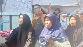 Aparat gabungan Pengadilan Negeri Jakarta Timur menggusur puluhan rumah warga yang berdiri di lahan kosong di Jalan Dokter Sumarno, Pulogebang, Cakung, Jakarta Timur, pada Rabu, 12 Februari 2025.