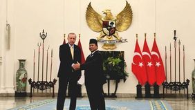 Presiden RI Prabowo Subianto menyambut Presiden Turki, Recep Tayyip Erdogan, dalam kunjungan kenegaraan di Istana Kepresidenan Bogor, Jawa Barat, pada Sabtu.