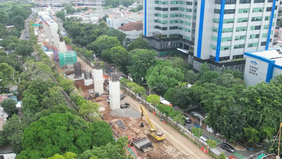 Proyek Light Rail Transit (LRT) Jakarta Fase 1B, yang menghubungkan Velodrome dengan Manggarai, menunjukkan perkembangan signifikan. Hingga 31 Januari 2025, progres konstruksi telah mencapai 47,13 persen, dengan fokus pada pembangunan struktur jalur 