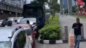 Kecelakaan beruntun melibatkan empat kendaraan terjadi di Jalan Gatot Subroto, Kuningan Barat, Jakarta Selatan pada Kamis, 13 Februari 2025.