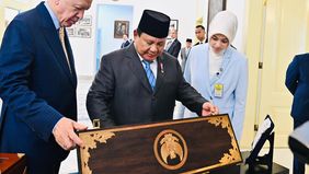 Di sela-sela rangkaian kunjungan kenegaraan di Istana Kepresidenan Bogor, Provinsi Jawa Barat, pada Rabu, 12 Februari 2025, Presiden Prabowo menyerahkan cendera mata berupa senjata dan keris khas Indonesia