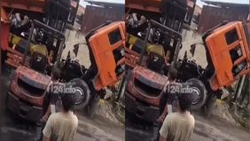 Menurut Kapolsek, insiden bermula saat korban sedang memperbaiki hidrolik bak dump truk. Nyawanya tak tertolong.