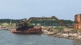 Pembongkaran pagar laut di perairan Paljaya Segarajaya, Kecamatan Tarumajaya, Kabupaten Bekasi, Jawa Barat, dihentikan sementara tanpa batas waktu yang jelas. Penghentian ini dilakukan sambil menunggu instruksi lebih lanjut dari pengawas pekerjaan.