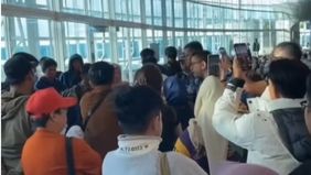 Bandara Sultan Hasanuddin, Makassar, menjadi saksi kisah pilu para penumpang Sriwijaya Air yang terkatung-katung akibat penerbangan yang tertunda tanpa kejelasan.