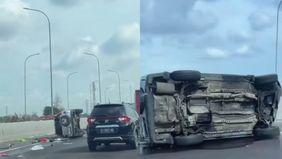 Kecelakaan lalu lintas terjadi di tol Jagorawi hingga mobil terguling, tepat berada di bahu jalan tol.