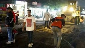 Bupati Karawang, Aep Syaepuloh, mengerahkan alat berat miliknya untuk memperbaiki ruas Jalan Interchange Karawang Timur, yang berfungsi sebagai akses ke Gerbang Tol Karawang Timur.