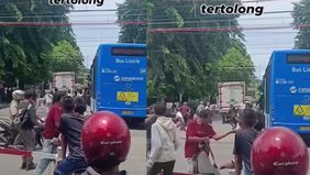 Beredar video Transjakarta mendadak terhenti di tengah lintasan rel kereta api di Green Garden Jakarta Barat.