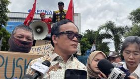 Wakil Menteri Ketenagakerjaan, Immanuel Ebenezer Gerungan, menilai bahwa tuntutan para pengemudi taksi dan ojek daring (ojol) mengenai pemberian tunjangan hari raya (THR) keagamaan adalah hal yang wajar dan rasional.