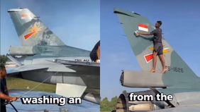 Media sosial kembali dihebohkan dengan cara unik TNI Angkatan Udara saat membersihkan jet tempur F16 dengan cara berbeda dari yang lain. Tidak hanya warga Indonesia yang kaget, melainkan seorang bule memberikan reaksi bingung terhadap hal tersebut.