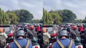 Pengendara motor dan mobil mengantri akibat kemacetan di Monas.