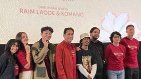 Respon Komang istri Raim Laode setelah melihat cuplikan film yang diangkat dari kisah cintanya.