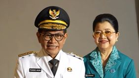 Pramono Anung, Gubernur terpilih Jakarta melakukan photoshoot bersama dengan istri, Endang Nugrahani sebelum resmi dilantik memimpin Jakarta lima tahun ke depan esok hari, Kamis 20 Februari 2025.