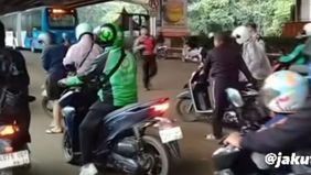 Kecelakaan pengendara sepeda motor terjadi di Jalan Yos Sudarso, Jakarta Utara, akibat permukaan jalan yang licin pada Rabu, 19 Februari 2025 pagi.