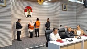 Keduanya telah mengenakan rompi oranye khas tahanan KPK.