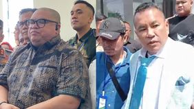 Sidang pencemaran nama baik di Pengadilan Negeri Jakarta Utara terpaksa ditunda karena kondisi Hotman Paris mendadak jatuh sakit.