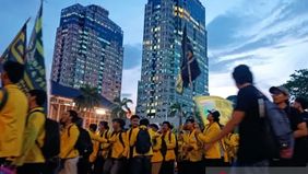 Ratusan mahasiswa yang melakukan aksi demonstrasi di sekitar Patung Kuda Arjuna, Monas, Jakarta, membubarkan diri secara tertib setelah bertemu dengan Menteri Sekretaris Negara (Mensesneg) Prasetyo Hadi.