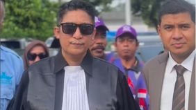 Firdaus Oiwobo, pengacara yang sering berbuat onar kembali menjadi sorotan publik. Kali ini, dia melontarkan pernyataan yang cukup mengejutkan karena Firdaus menyebut dirinya berasal dari keluarga yang terpandang.